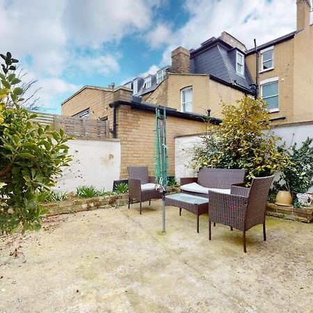 Cheerful 4 Bedroom Victorian House With Back Courtyard ロンドン エクステリア 写真