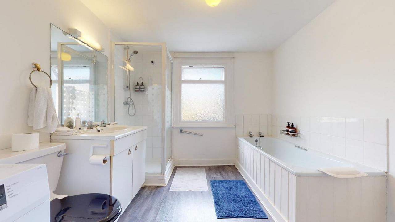 Cheerful 4 Bedroom Victorian House With Back Courtyard ロンドン エクステリア 写真