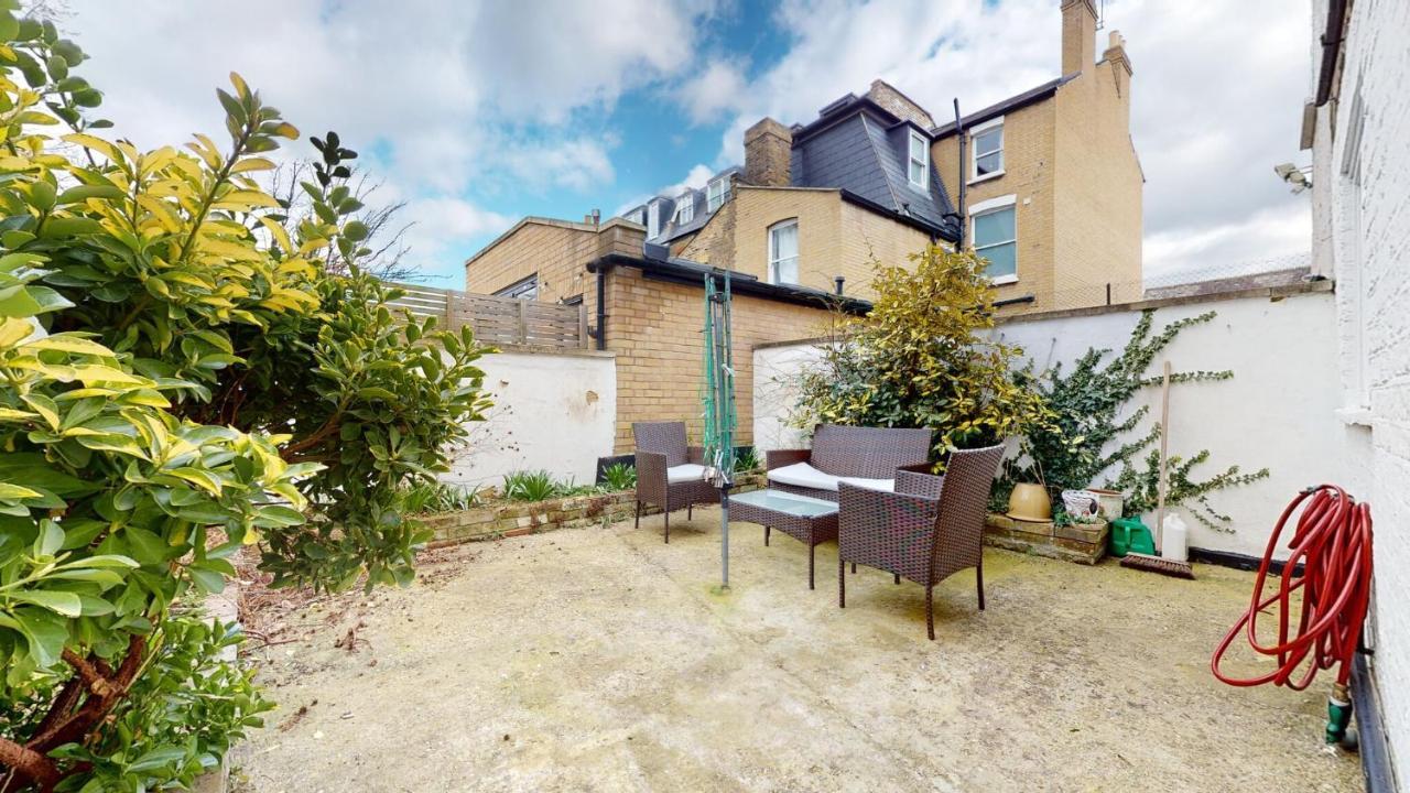 Cheerful 4 Bedroom Victorian House With Back Courtyard ロンドン エクステリア 写真