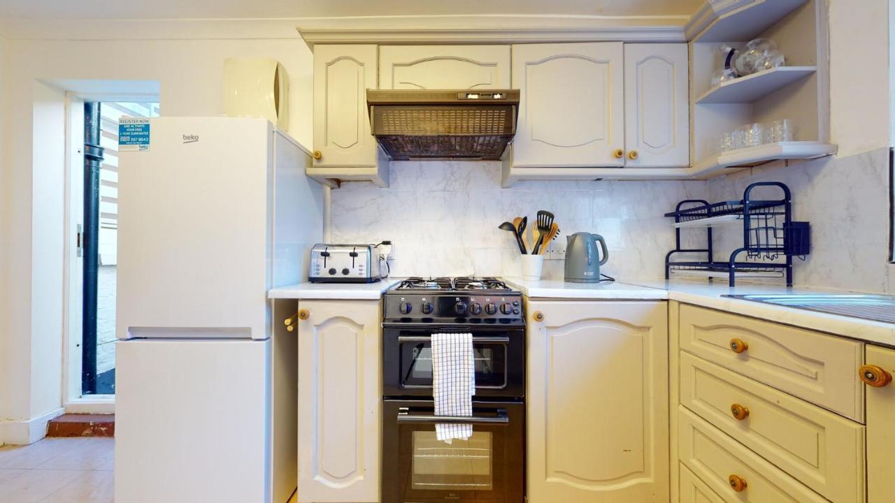 Cheerful 4 Bedroom Victorian House With Back Courtyard ロンドン エクステリア 写真