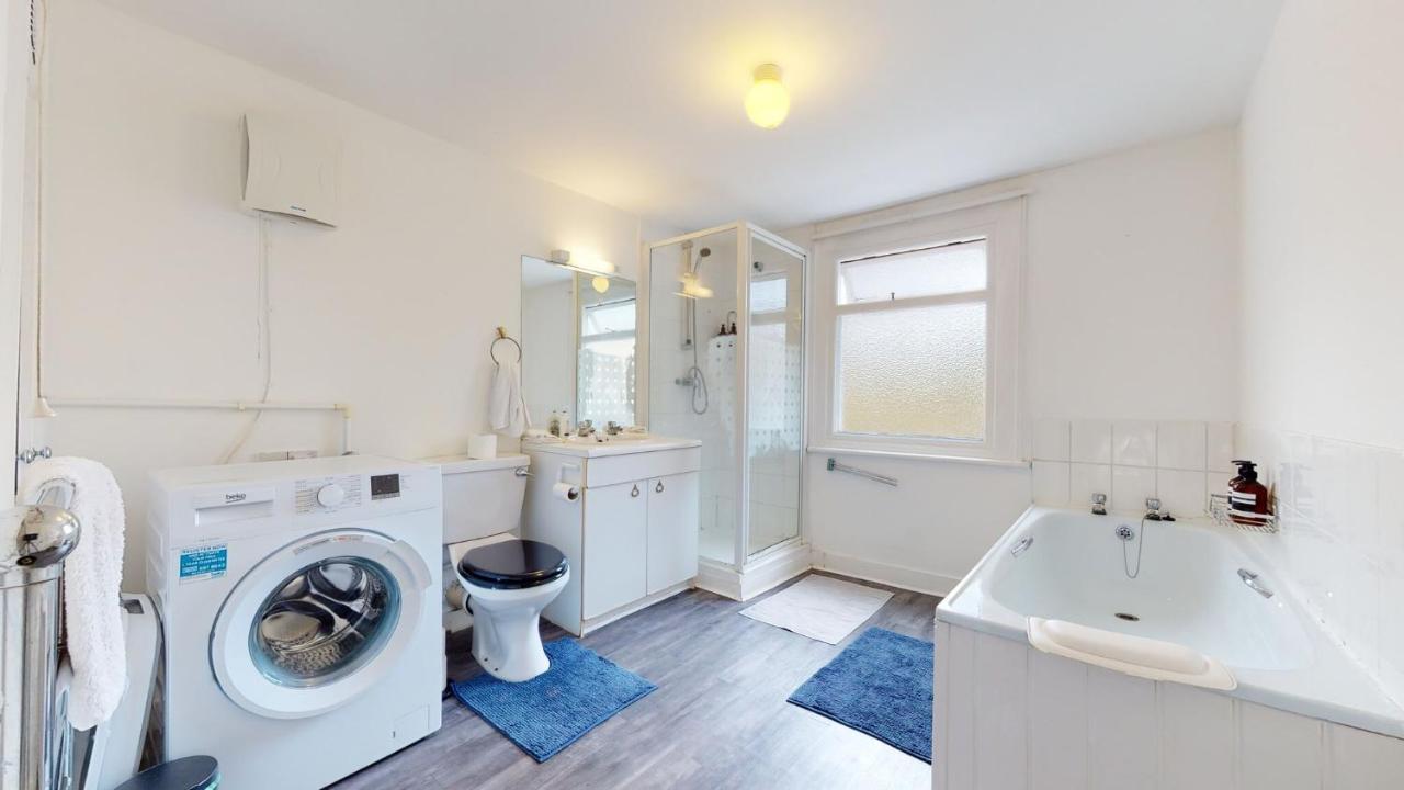 Cheerful 4 Bedroom Victorian House With Back Courtyard ロンドン エクステリア 写真