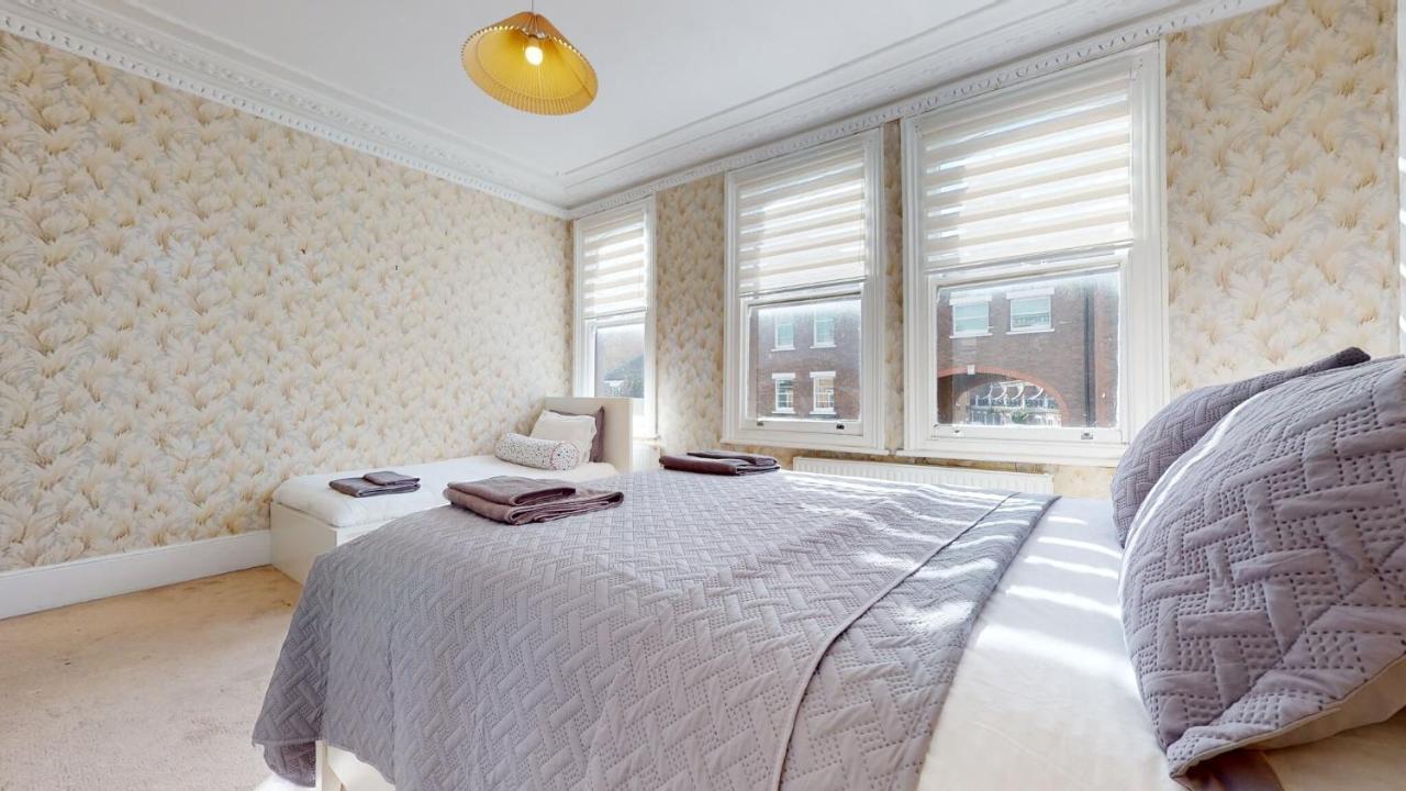 Cheerful 4 Bedroom Victorian House With Back Courtyard ロンドン エクステリア 写真