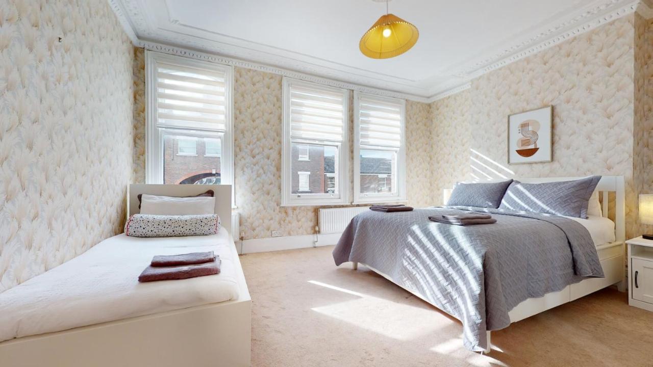 Cheerful 4 Bedroom Victorian House With Back Courtyard ロンドン エクステリア 写真