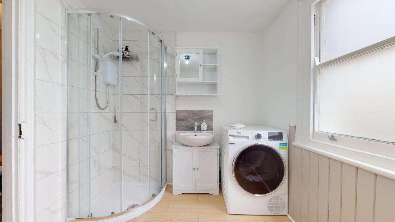 Cheerful 4 Bedroom Victorian House With Back Courtyard ロンドン エクステリア 写真